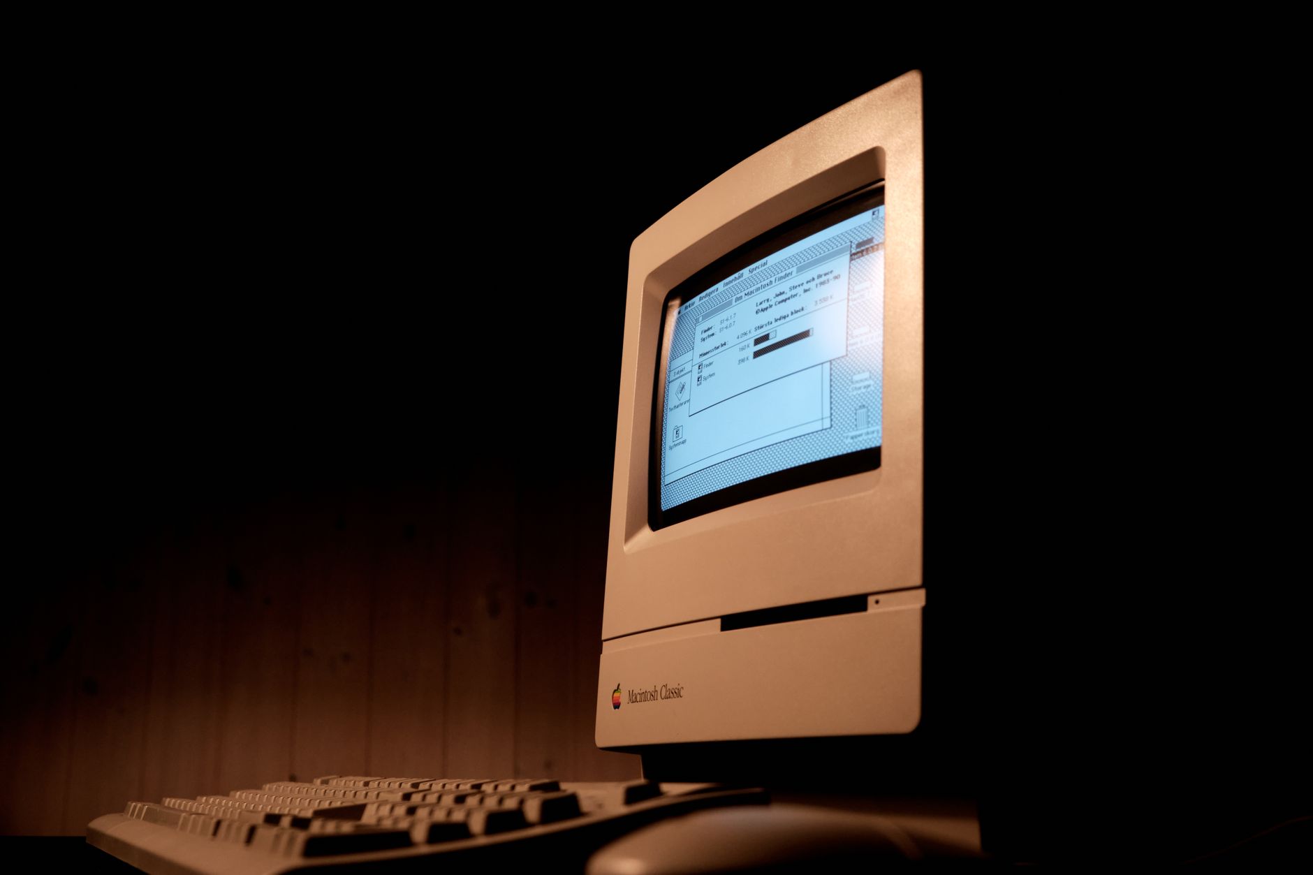 Person browsing the early web in the 2000s, evoking the friends reunited history uk social network era